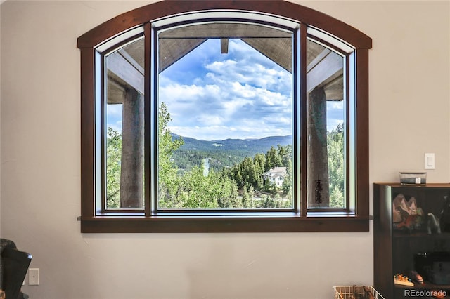 room details featuring a mountain view