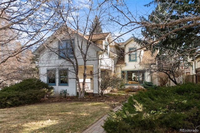 view of front of house featuring a front yard