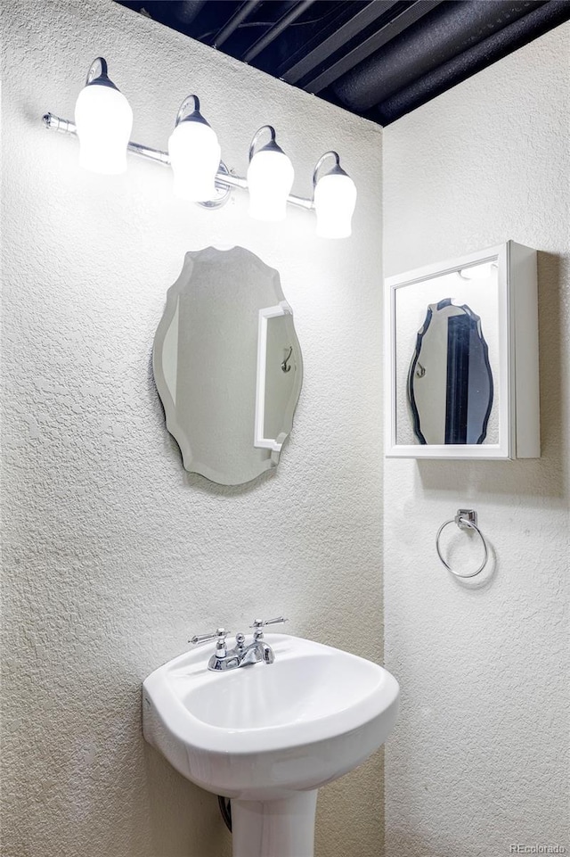 bathroom featuring sink