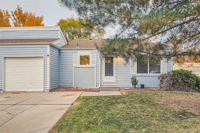 ranch-style house with an attached garage, entry steps, a front lawn, and roof with shingles