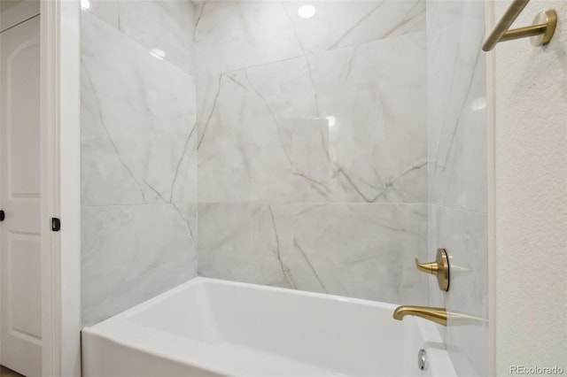 bathroom featuring tiled shower / bath