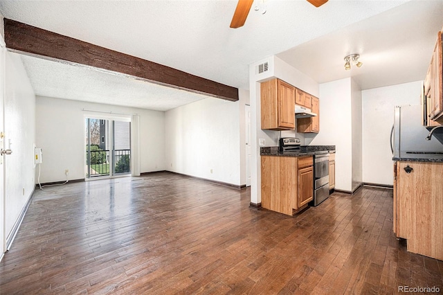 kitchen featuring visible vents, under cabinet range hood, open floor plan, a ceiling fan, and stainless steel range