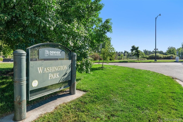 community / neighborhood sign featuring a yard