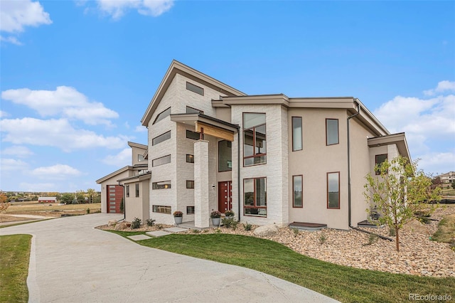 view of front of property featuring a front lawn