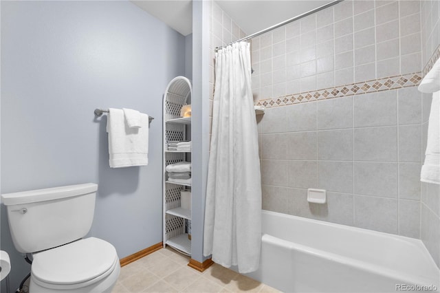 bathroom featuring baseboards, shower / bath combo with shower curtain, and toilet