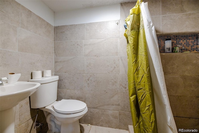 612 W Bijou Ave, Fort Morgan, CO 80701 - full bath featuring tile walls and a shower with curtain