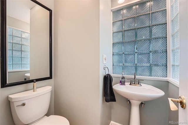 8095 E Lehigh Ave, Denver, CO 80237 - half bath featuring toilet