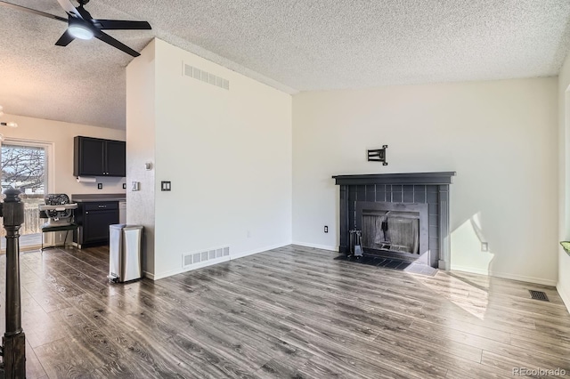 living area featuring visible vents and dark wood-type flooring