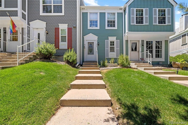 view of front of home featuring a front lawn