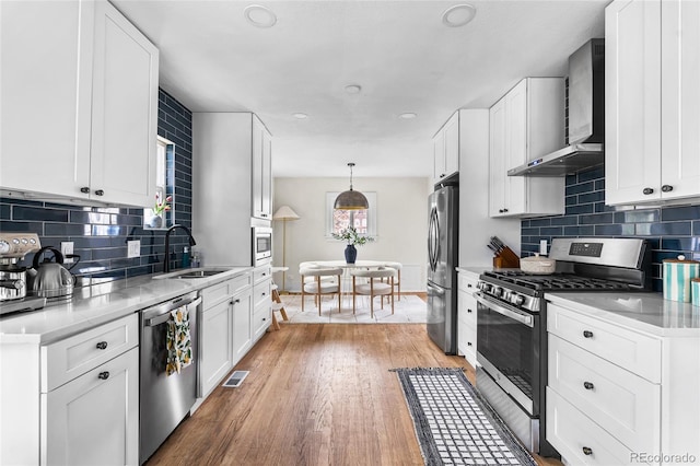 kitchen with tasteful backsplash, visible vents, white cabinets, a sink, and stainless steel appliances