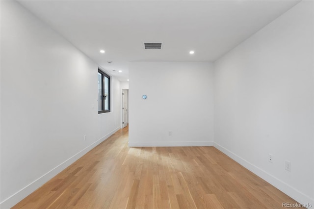 unfurnished room featuring light wood finished floors, baseboards, visible vents, and recessed lighting