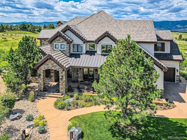 view of front of home with a mountain view and a front yard