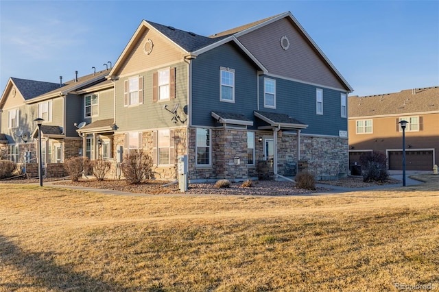 view of front of home featuring a front lawn