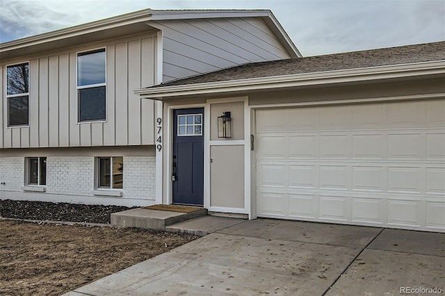 view of front of property featuring a garage