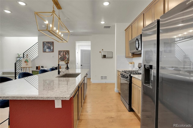 16818 E 119th Ave Unit A, Commerce City, CO 80022 - kitchen with stainless steel appliances, a sink, light wood-style floors, recessed lighting, and a breakfast bar