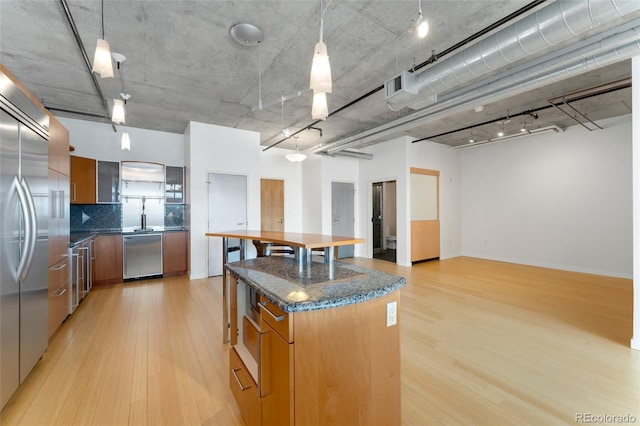 kitchen with a center island, stainless steel appliances, visible vents, light wood-style flooring, and modern cabinets