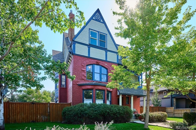 view of front facade with a front yard