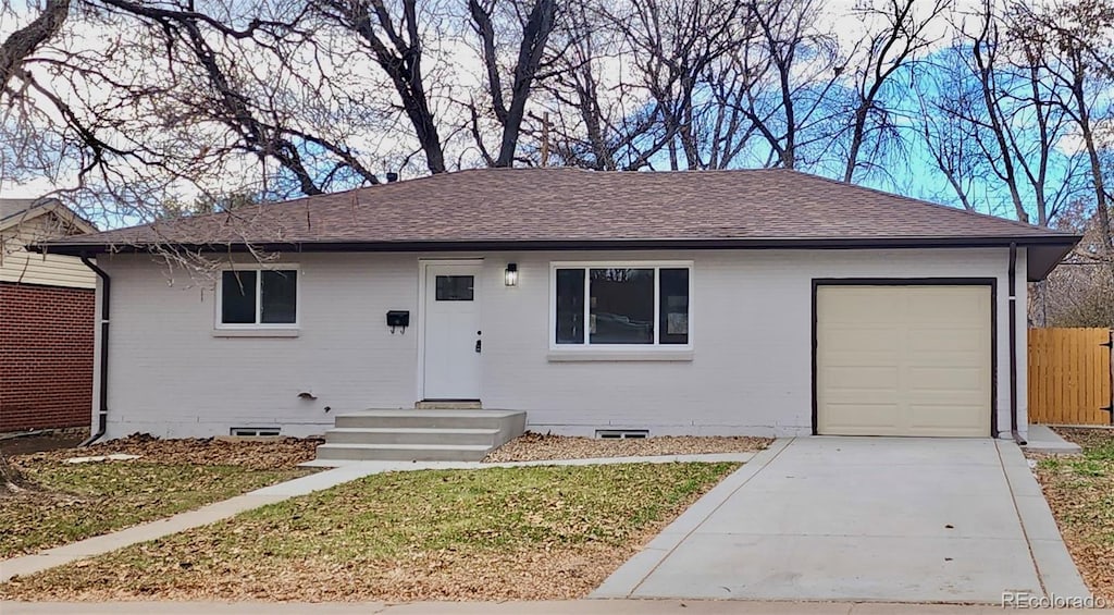 single story home with a front lawn