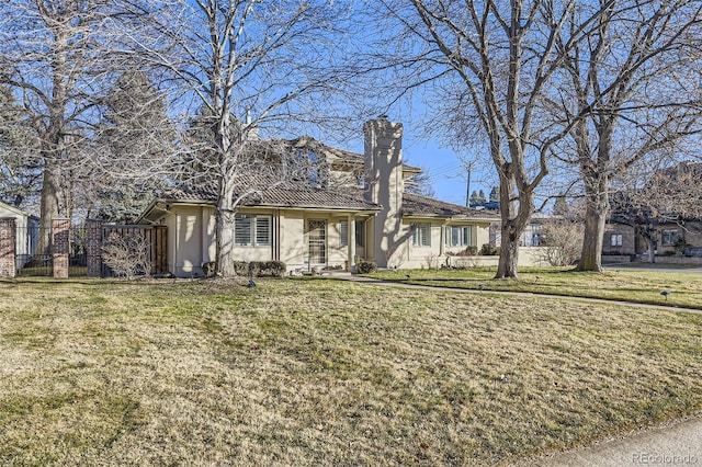 view of front of property featuring a front lawn