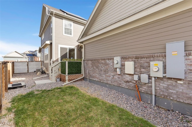 view of side of property featuring a lawn