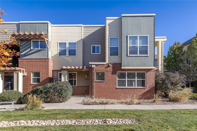 view of front facade featuring a front lawn