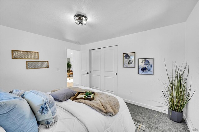 bedroom featuring carpet floors, a closet, and a textured ceiling