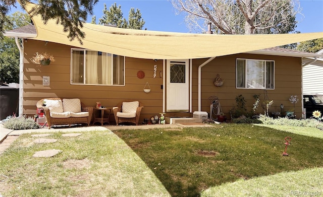 view of front of property with a front lawn