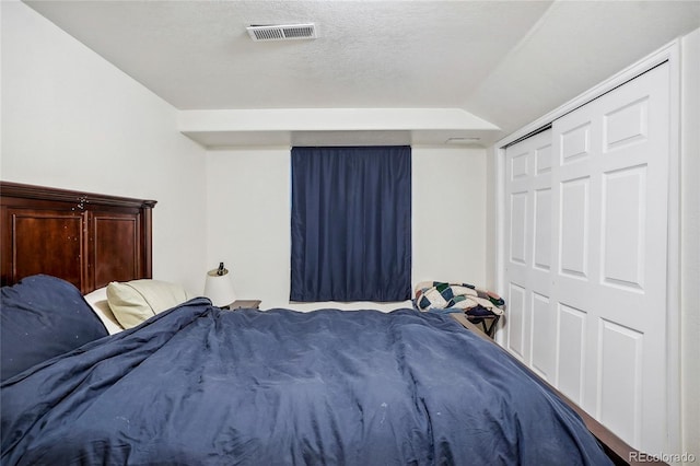 bedroom featuring a closet and a textured ceiling