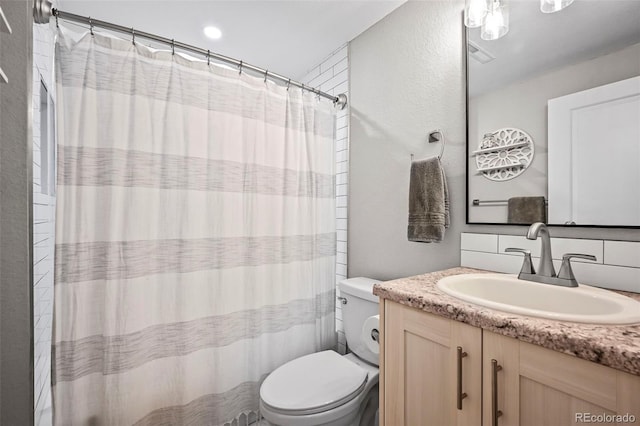 full bath featuring toilet, a shower with curtain, visible vents, and vanity