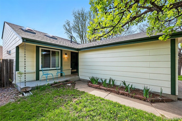 ranch-style home with a porch