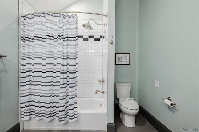 full bath with shower / bathtub combination with curtain, baseboards, and toilet