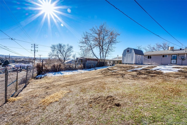 view of yard featuring a shed