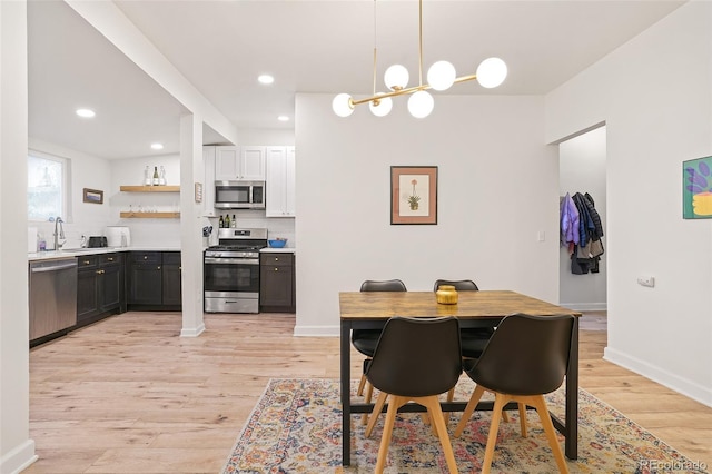 dining space featuring recessed lighting, light wood-style flooring, and baseboards