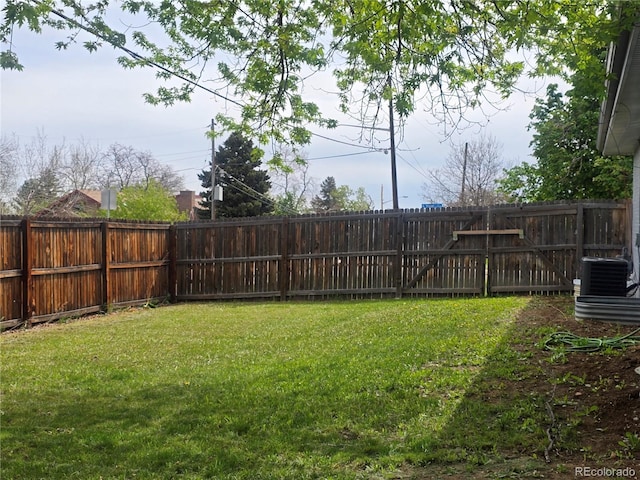 795 Vivian Ct, Lakewood, CO 80401 - view of yard featuring central AC