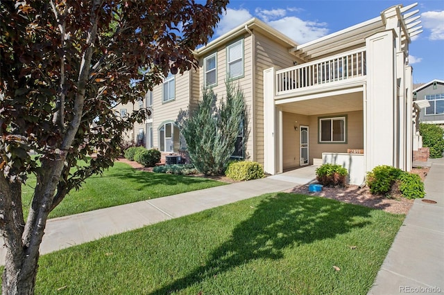 2491 Fountain Greens Blvd Unit B1, Grand Junction, CO 81505 - traditional home featuring a balcony and a front yard