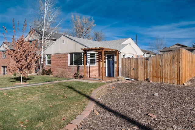 view of front of property featuring a front yard