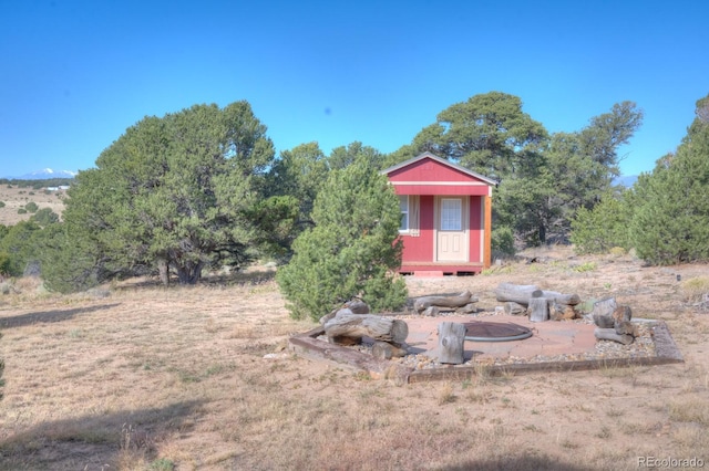 view of yard featuring a storage shed