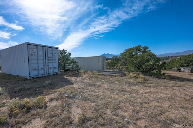 view of yard featuring a mountain view