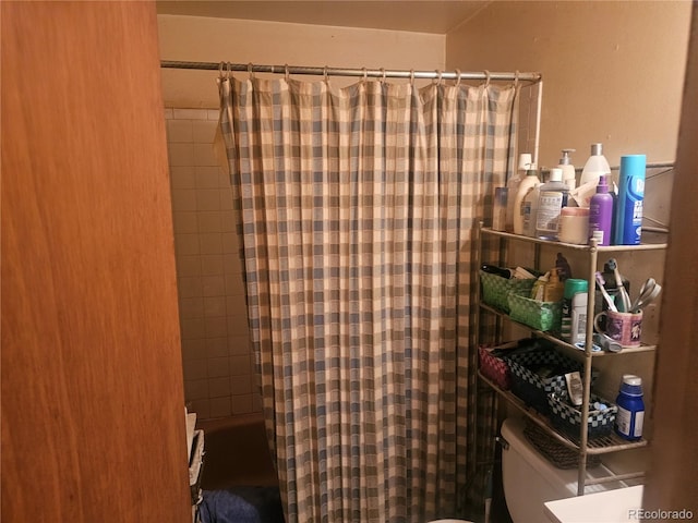 bathroom featuring toilet and shower / tub combo