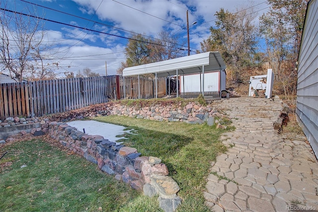 view of yard with an outbuilding