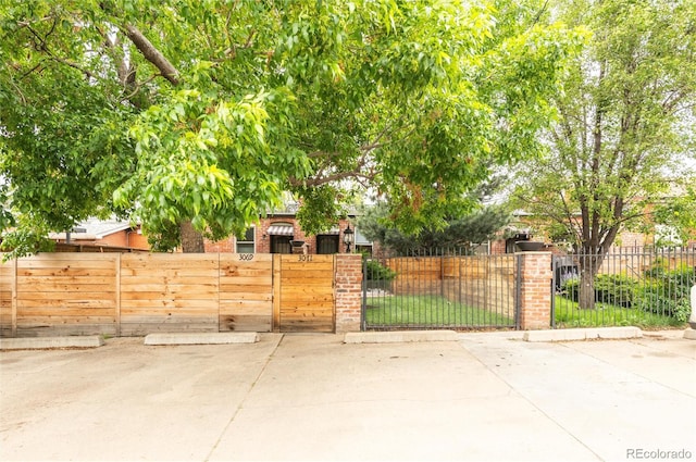 3071 W 38th Ave, Denver, CO 80211 - gate with a fenced front yard