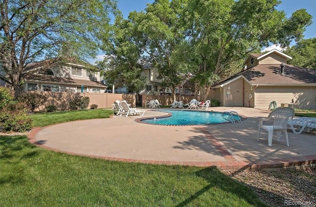 view of swimming pool with a patio and a lawn