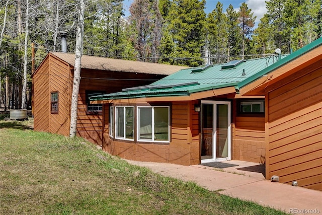 9123 Booker Ln, Conifer, CO 80433 - back of property featuring a lawn