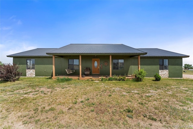 view of front of property featuring a front lawn