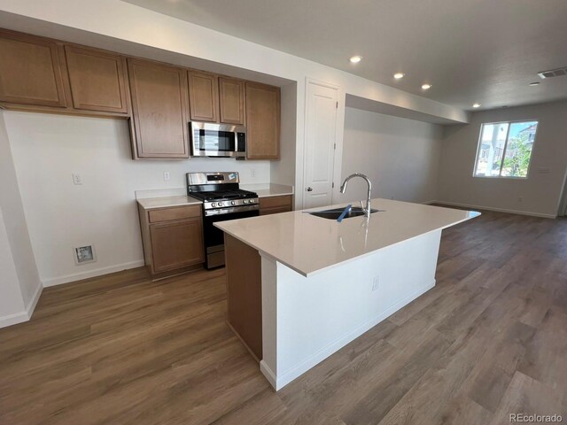 6648 N Nepal Ct, Aurora, CO 80019 - kitchen with appliances with stainless steel finishes, a sink, dark wood-style flooring, baseboards, and recessed lighting