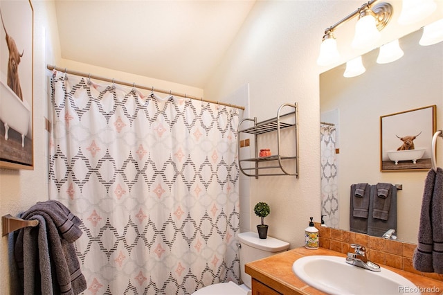 full bath featuring a shower with curtain, vanity, and toilet