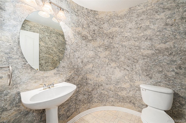 10155 Charissglen Ln, Littleton, CO 80126 - half bath featuring toilet
