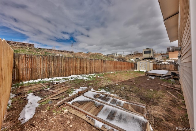 view of yard featuring a storage unit