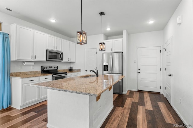 kitchen with sink, a kitchen island with sink, dark wood-type flooring, white cabinetry, and appliances with stainless steel finishes