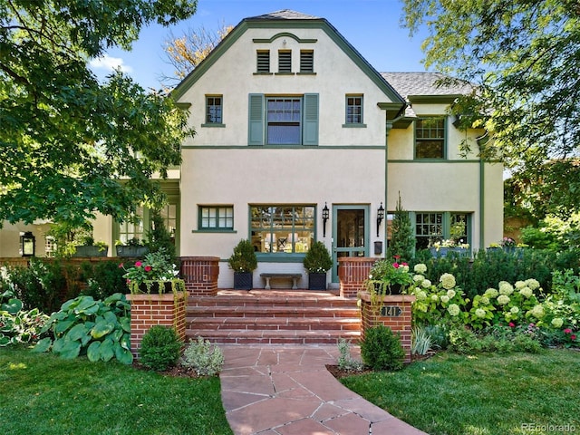 view of front of home with a front lawn